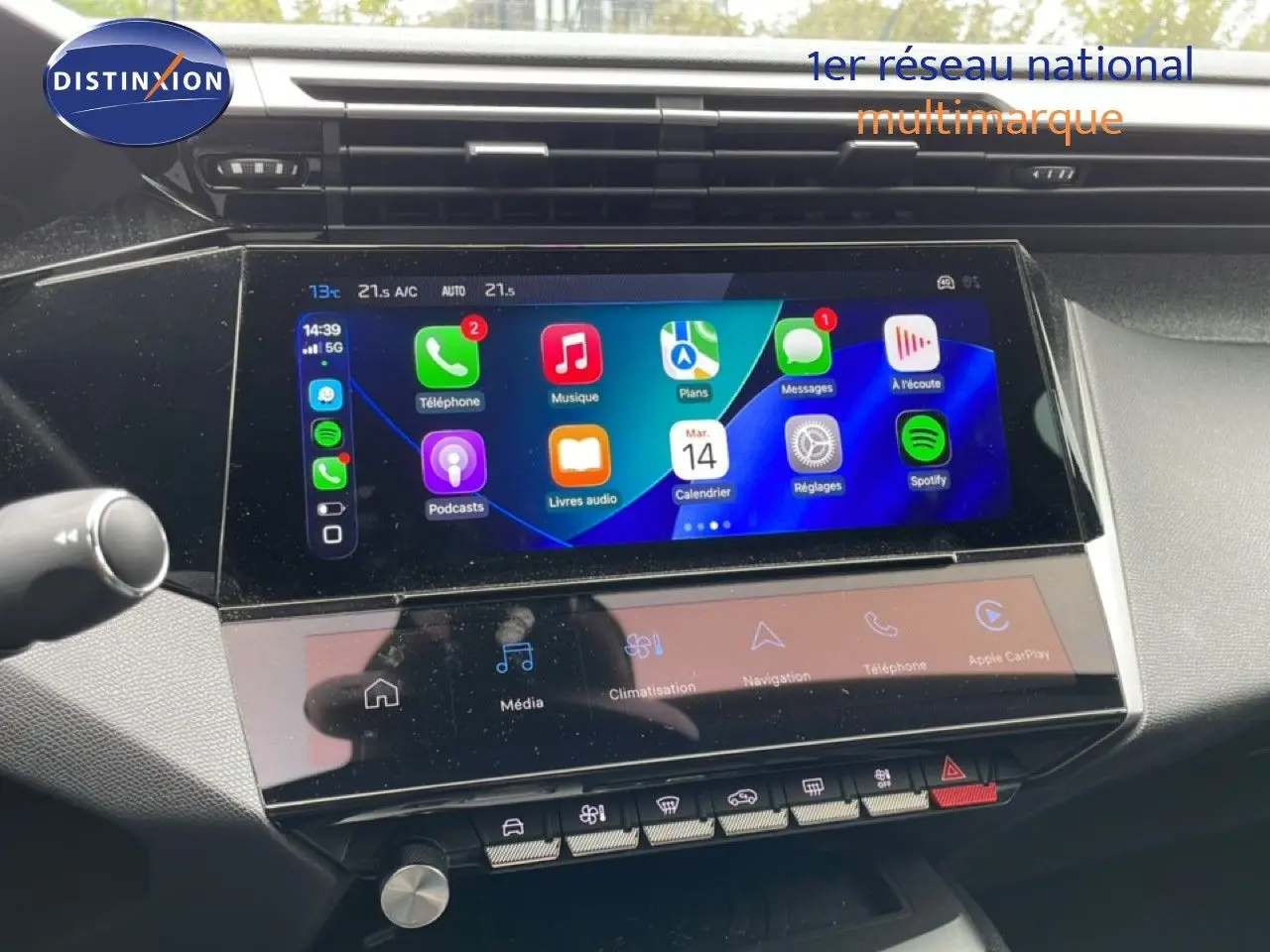 Vue rapprochée de l’écran tactile central du tableau de bord du Peugeot 408 gris Selenium, affichant Apple CarPlay.