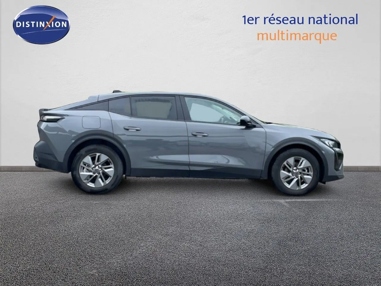 Profil droit d'une Peugeot 408 2025 gris selenium métallisé avec lignes dynamiques et jantes alliage.
