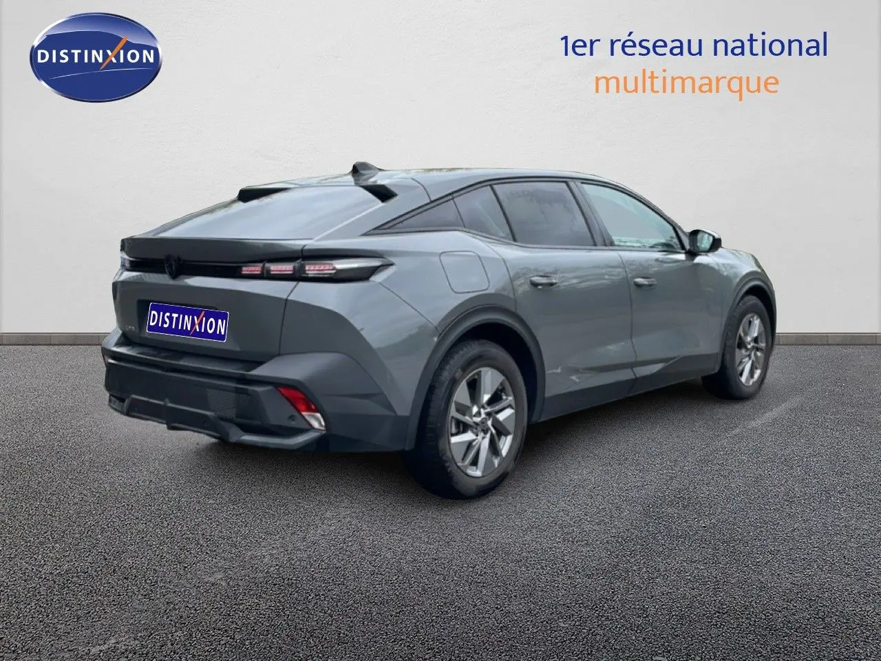 Vue 3/4 arrière droite d'une Peugeot 408 gris selenium métallisé, soulignant ses lignes modernes et ses feux arrière fins.