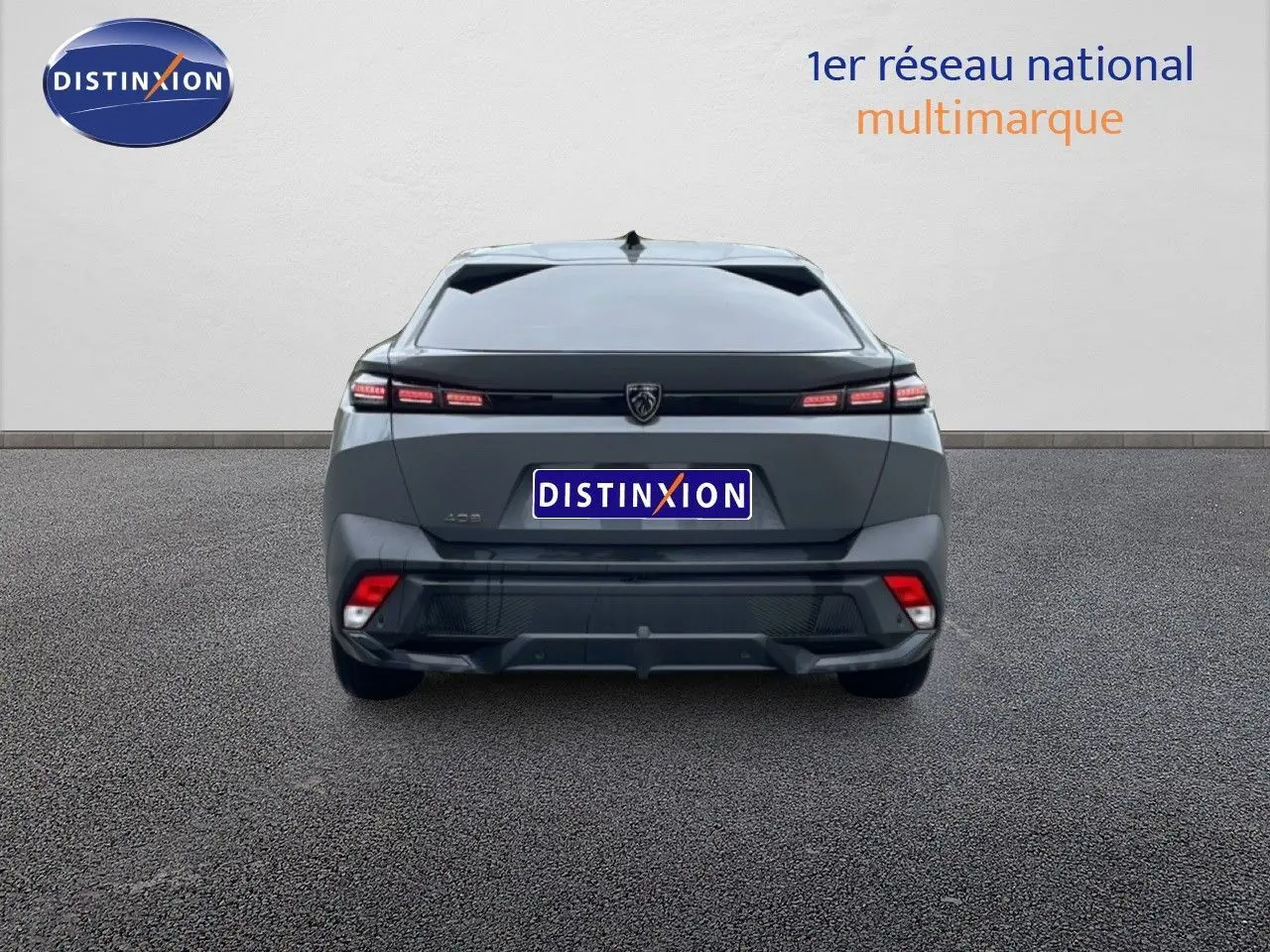 Vue arrière d'une Peugeot 408 gris selenium metal 2025 avec feux LED et logo central distinctif.