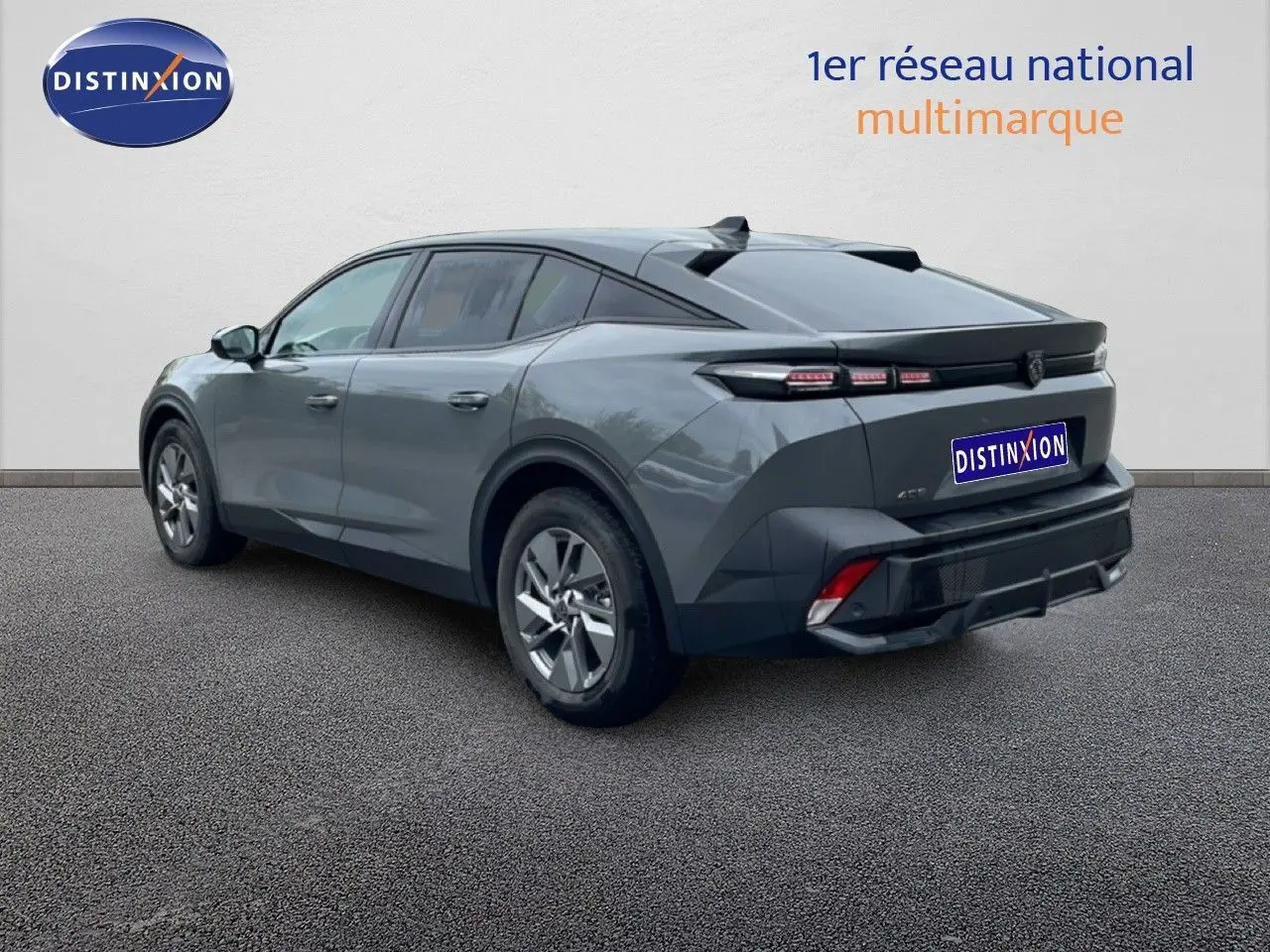 Vue 3/4 arrière droite d'une Peugeot 408 gris selenium metal 2025 avec feux arrière LED et jantes alliage.