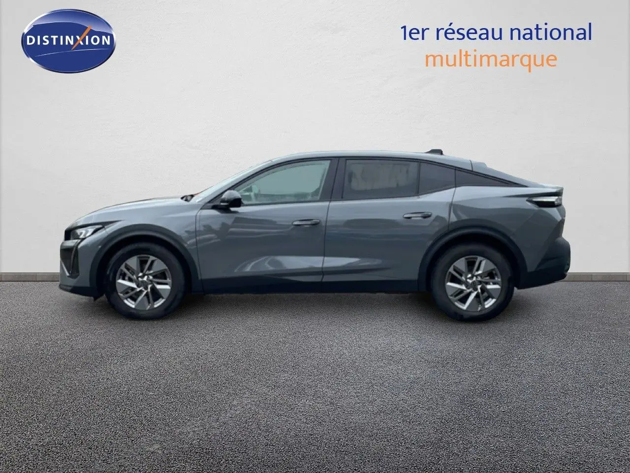 Profil droit d'une Peugeot 408 gris sélénium métal 2025, soulignant ses lignes modernes et ses jantes alliage.