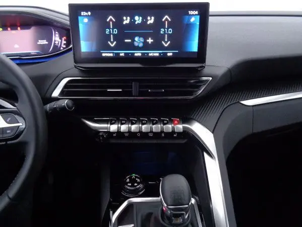 Vue intérieure du tableau de bord du Peugeot 3008 gris Artense, avec écran tactile et commandes centrales modernes.