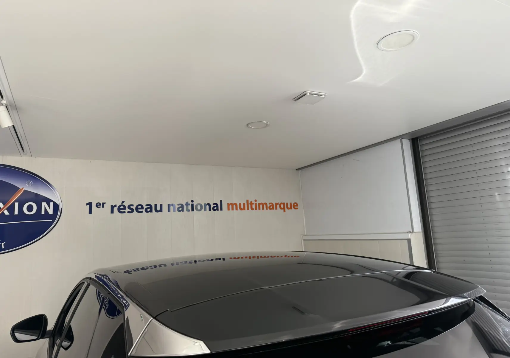 Vue partielle arrière montrant le toit noir brillant et l'antenne de la Peugeot 3008 gris Artense métal.