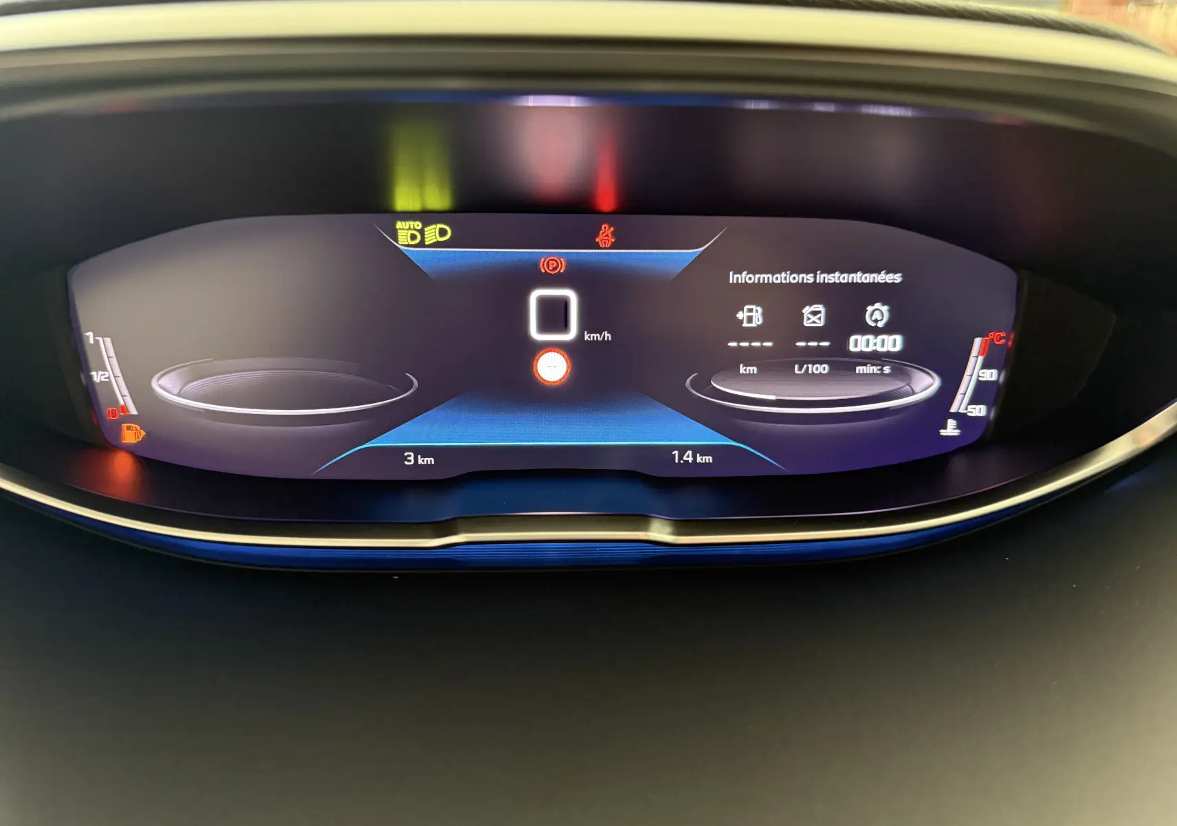 Tableau de bord numérique du Peugeot 3008 2023 affichant la vitesse à 0 km/h et les informations instantanées.