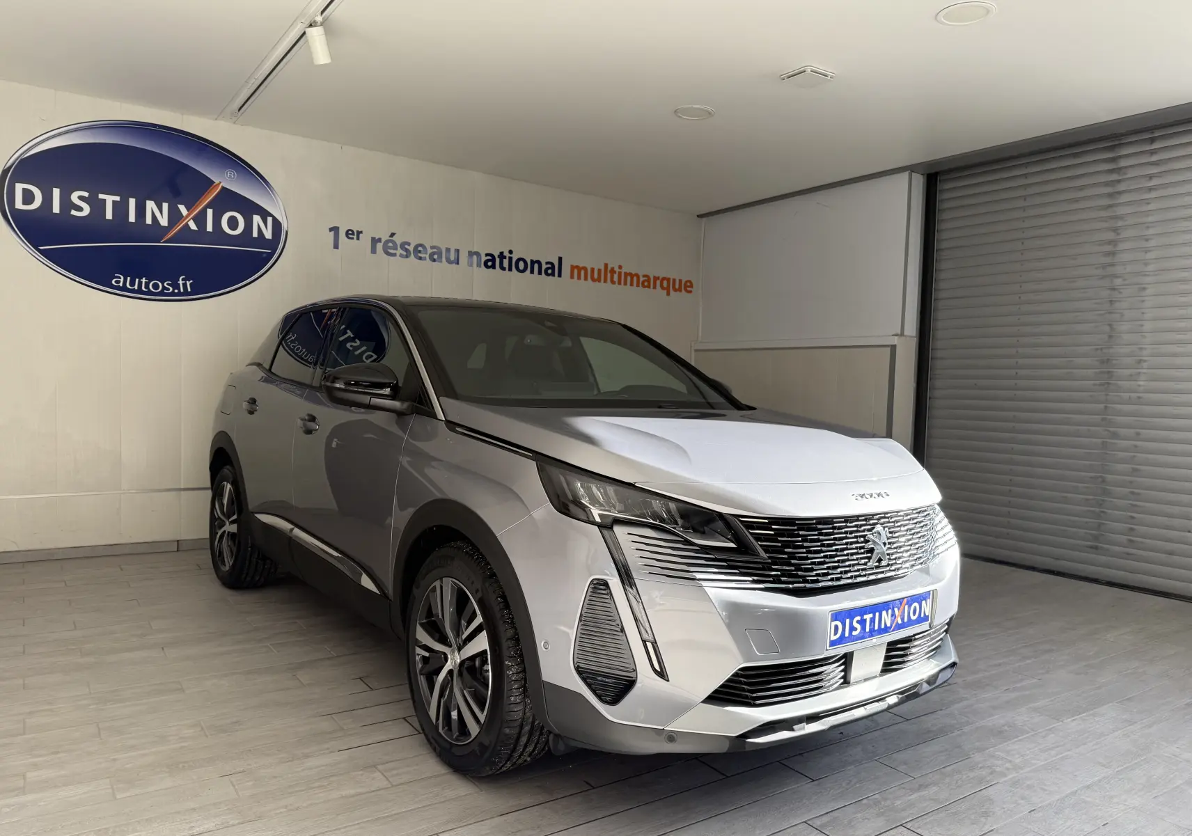 Peugeot 3008 gris Artense métal vu en 3/4 avant droit, avec calandre distinctive et phares LED modernes.