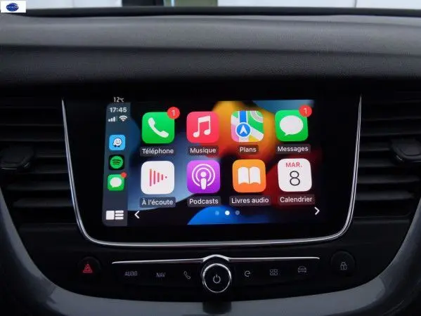 Écran tactile central allumé avec interface smartphone dans l'habitacle du Peugeot 3008 2023, vue frontale rapprochée.