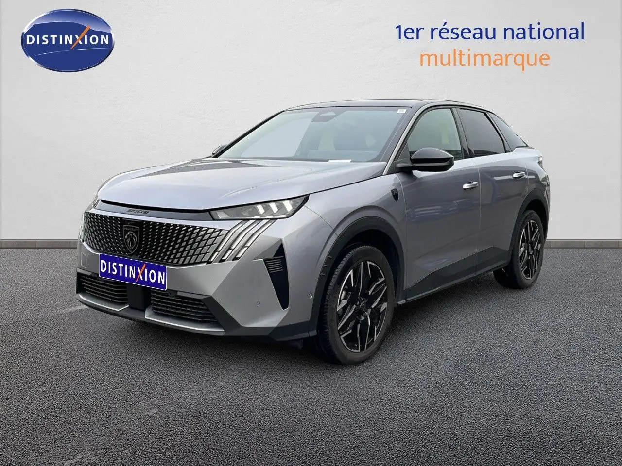 Peugeot 3008 gris Artense métal en vue 3/4 avant droit, avec calandre distinctive et jantes noires bicolores.