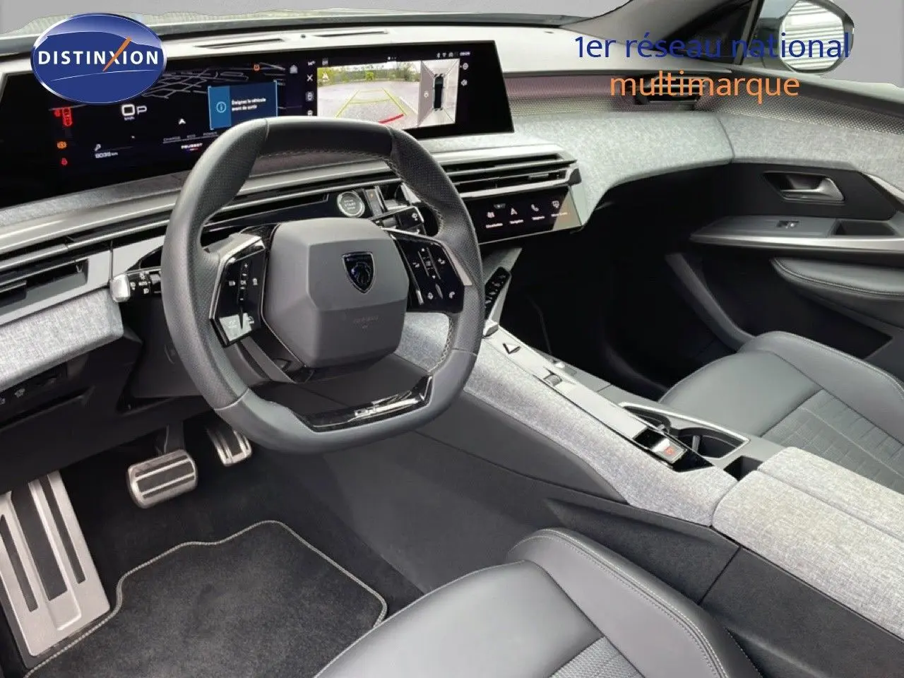 Vue intérieure côté conducteur du Peugeot 3008 2025 gris Artense, avec tableau de bord numérique et volant multifonction.