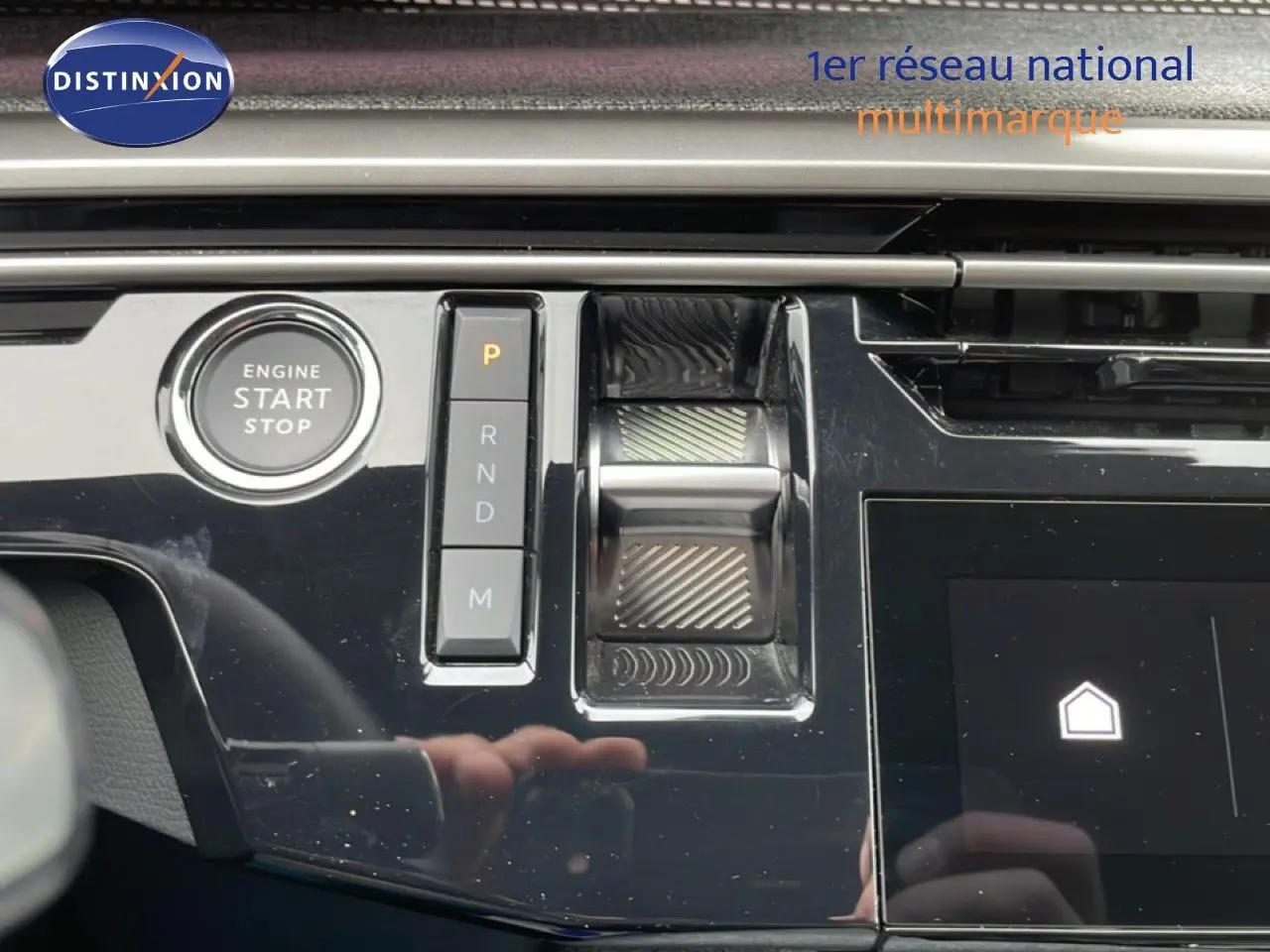 Gros plan sur la console centrale noire brillante du Peugeot 3008 gris Artense, avec bouton start/stop et commandes de boîte auto.