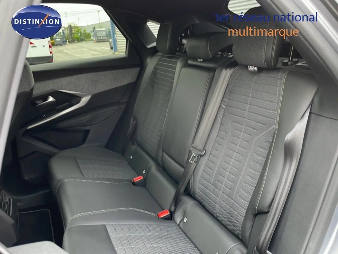 Vue intérieure arrière côté gauche du Peugeot 3008 gris Artense, montrant les sièges en cuir et tissu avec surpiqûres contrastées.