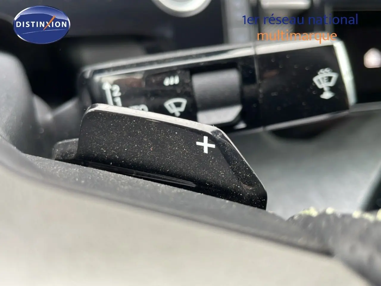 Gros plan sur la palette de changement de vitesse + du Peugeot 3008 gris Artense, intérieur noir visible en arrière-plan.