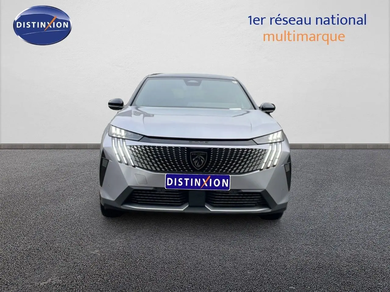 Vue frontale du Peugeot 3008 gris Artense métal 2025 avec calandre distinctive et feux LED verticaux.