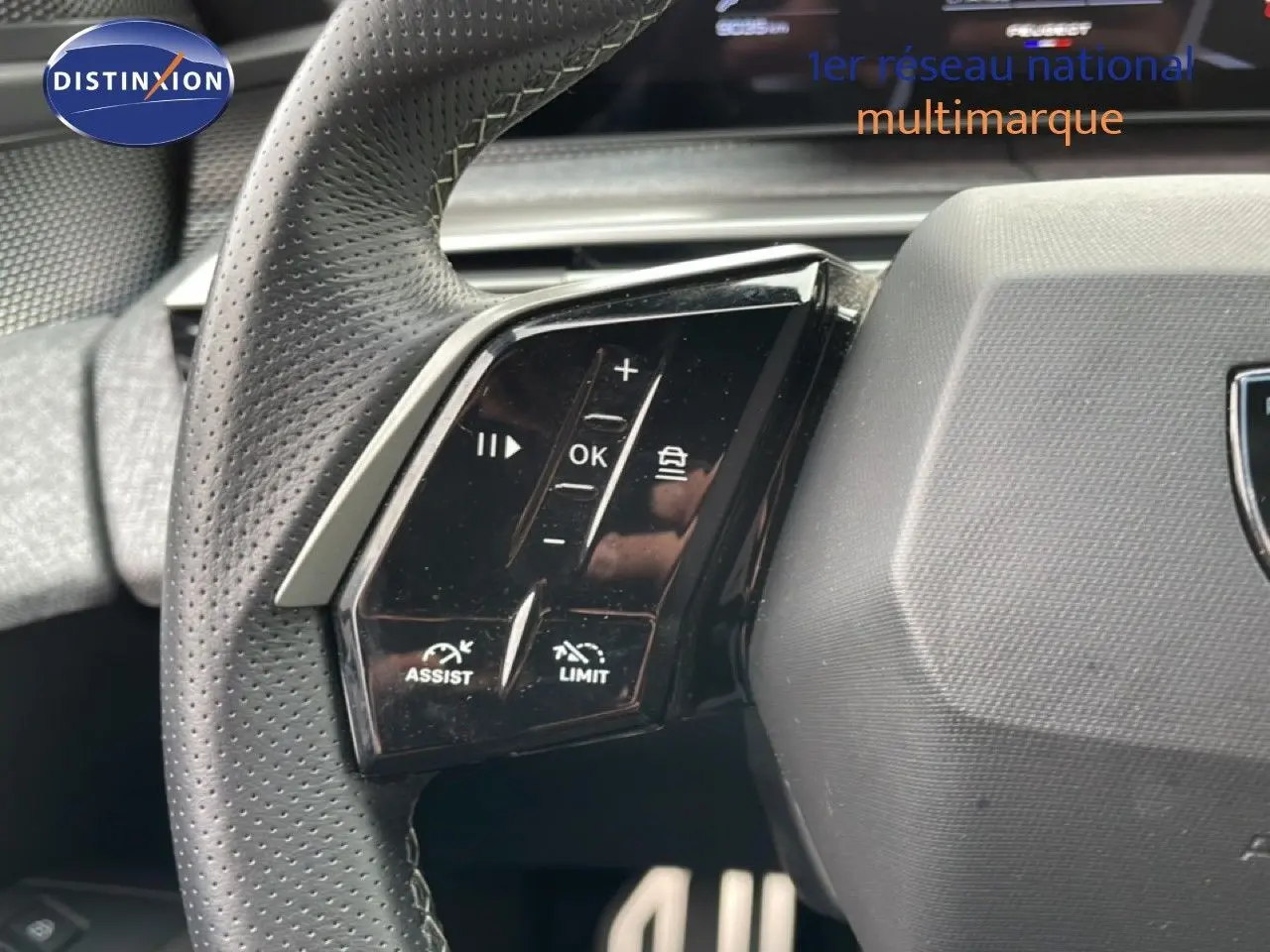 Gros plan sur le volant cuir perforé du Peugeot 3008 gris Artense, avec commandes d'assistance et limitation de vitesse.