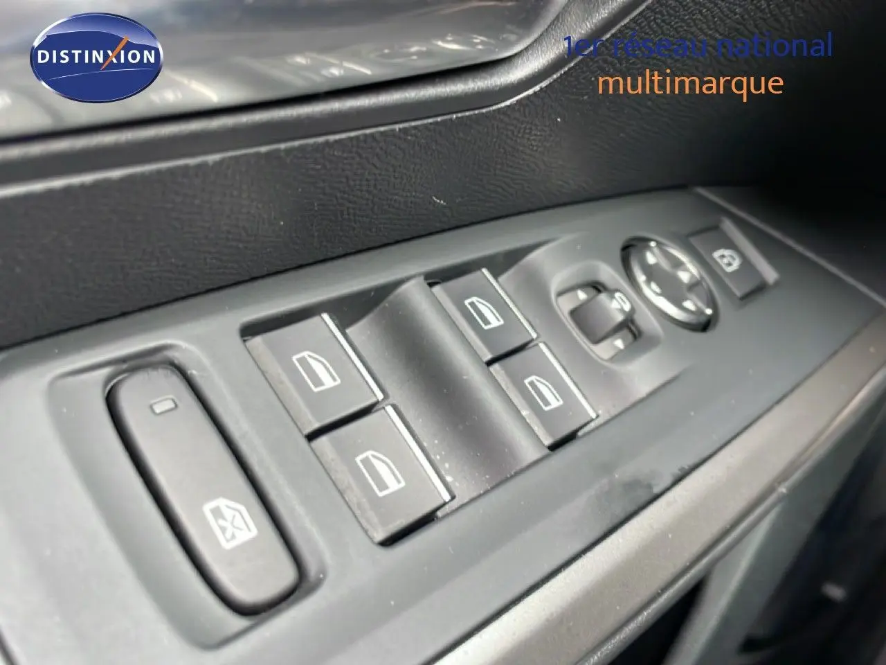 Gros plan sur les commandes de lève-vitres et rétroviseurs côté conducteur du Peugeot 3008 gris Artense 2025.