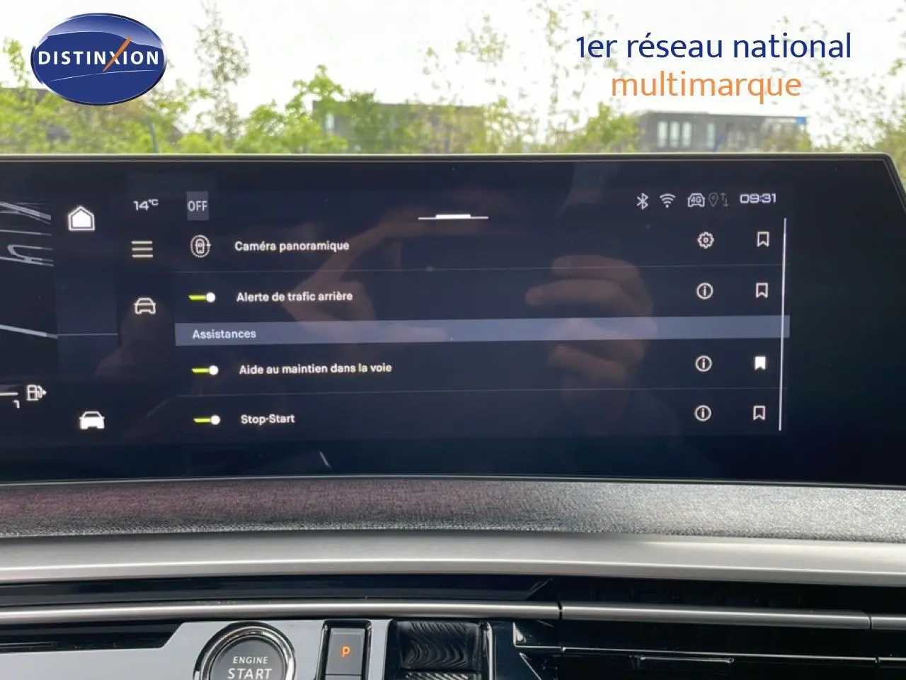 Écran tactile intérieur du Peugeot 3008 gris Artense, affichant les options d'assistance à la conduite.