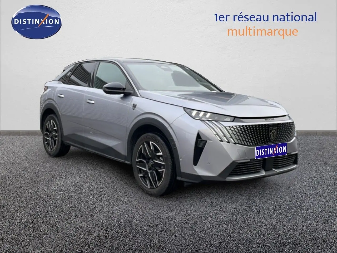 Peugeot 3008 gris Artense métal en 3/4 avant droit, avec calandre distinctive et jantes noires bicolores.