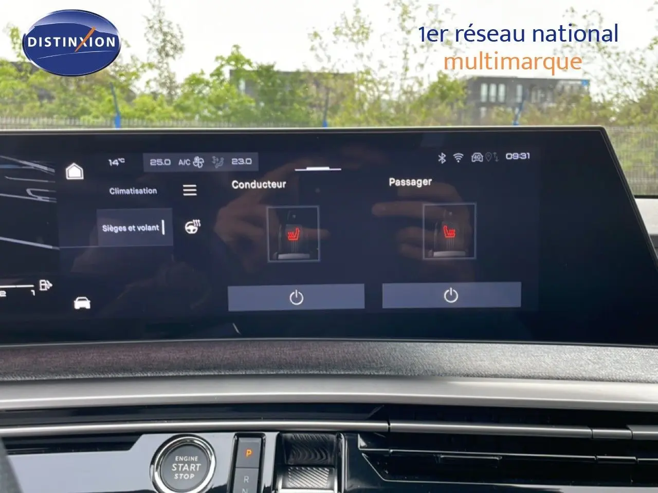 Intérieur du Peugeot 3008 2025, vue sur l'écran tactile central affichant la climatisation et les sièges chauffants.