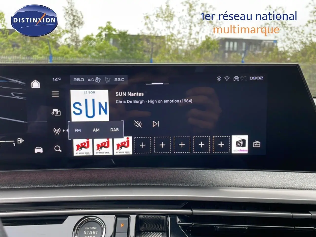 Vue intérieure du tableau de bord du Peugeot 3008 gris Artense Metal 2025, avec écran tactile multimédia affichant une radio.