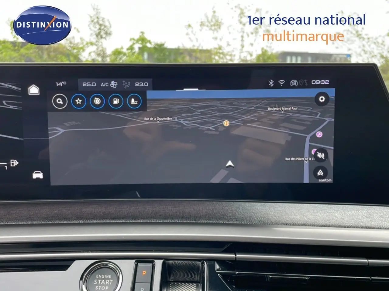 Vue rapprochée de l’écran tactile du tableau de bord du Peugeot 3008 gris Artense, affichant la navigation GPS.
