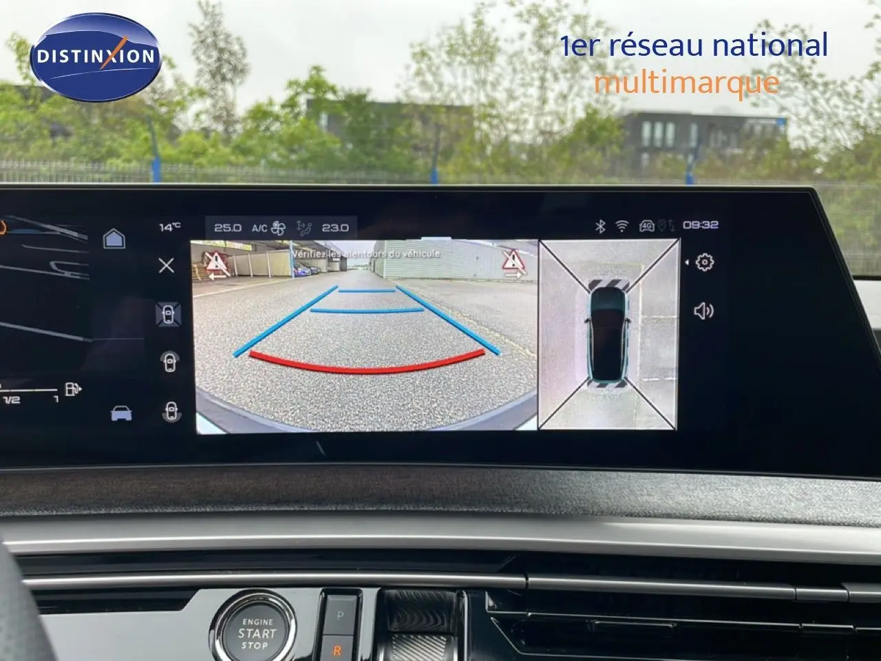 Vue intérieure du tableau de bord du Peugeot 3008 gris Artense, écran affichant la caméra de recul avec vue 360° du véhicule.