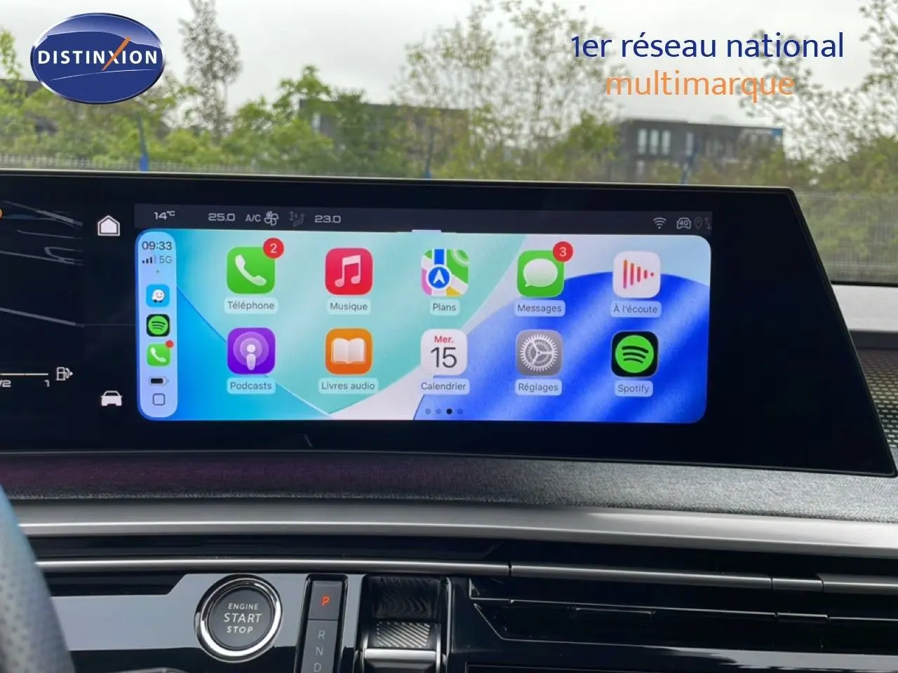 Vue intérieure du tableau de bord du Peugeot 3008 gris, avec écran tactile affichant applications connectées.