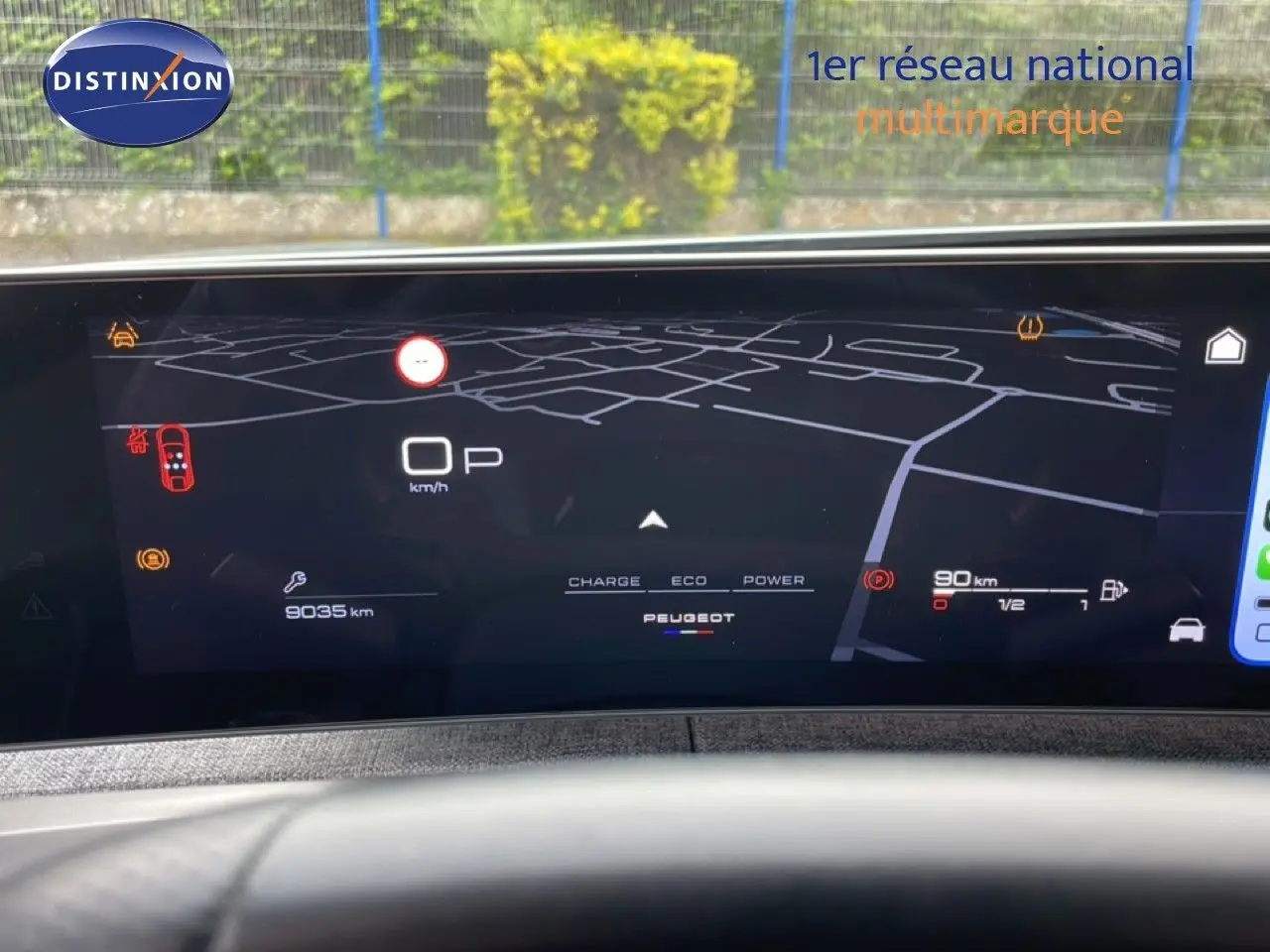 Tableau de bord numérique du Peugeot 3008 gris Artense, affichant la navigation et les informations de conduite.