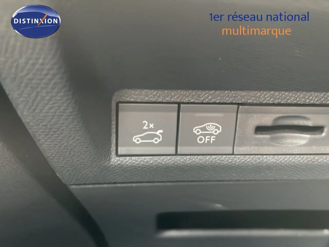 Gros plan sur les boutons de commande intérieurs du Peugeot 3008 gris Artense, avec activation du hayon et système d'alerte.
