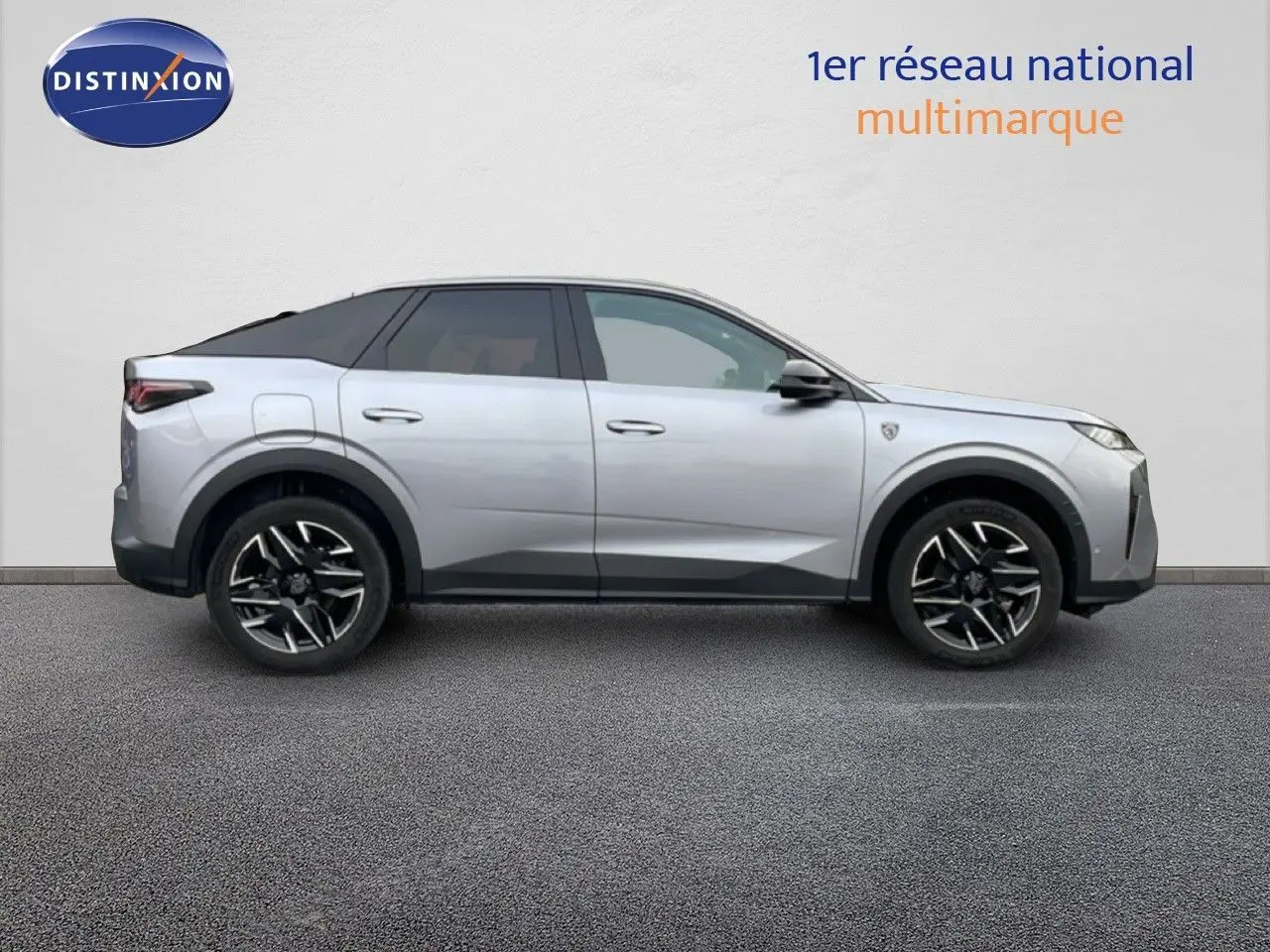 Peugeot 3008 1.2 Hybrid 145ch gris Artense métal, vue profil droit avec toit noir et jantes alliage noires.