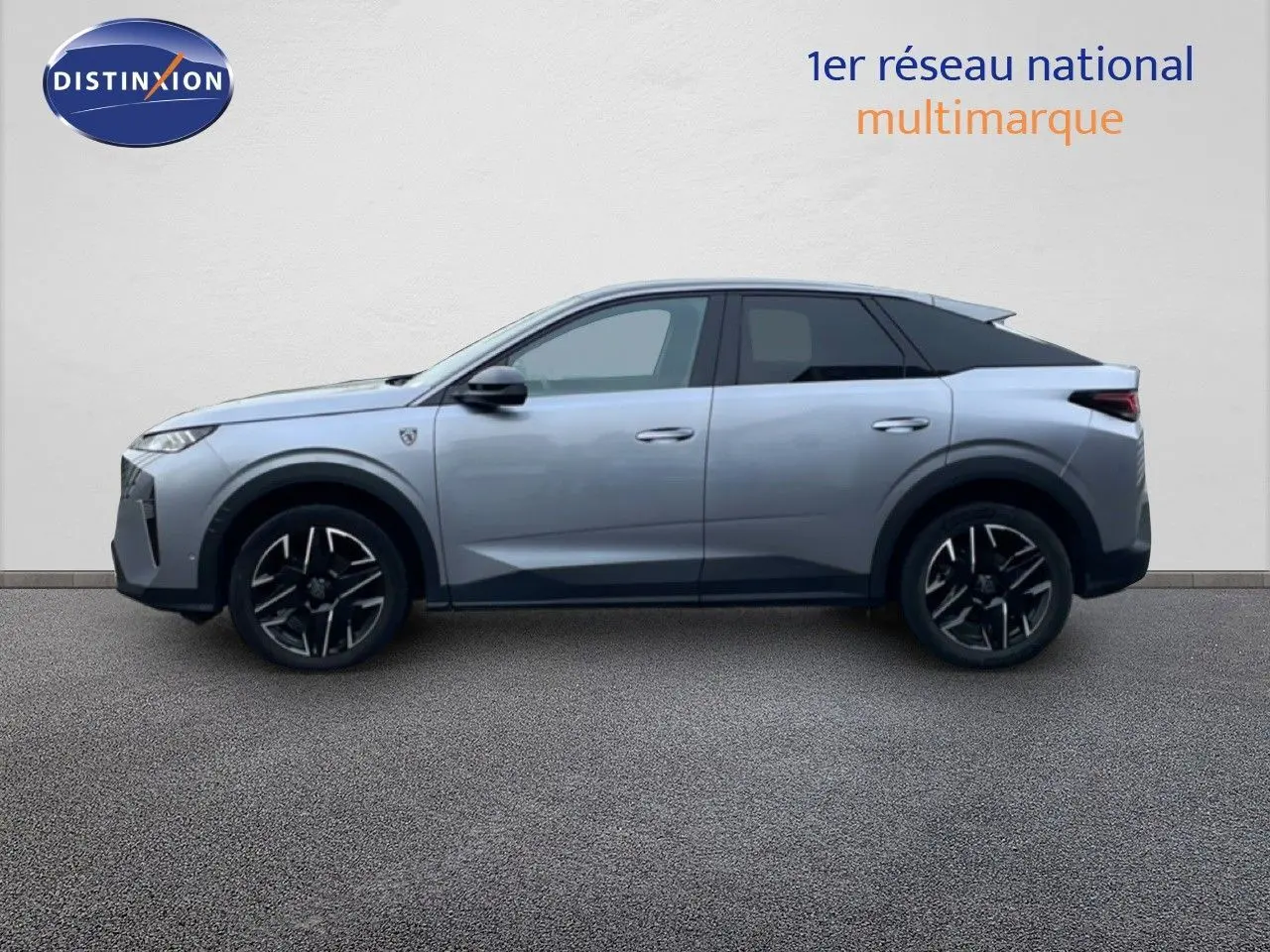 Peugeot 3008 1.2 Hybrid 145ch gris Artense métal vue de profil côté gauche, roues alliage noires et toit noir.