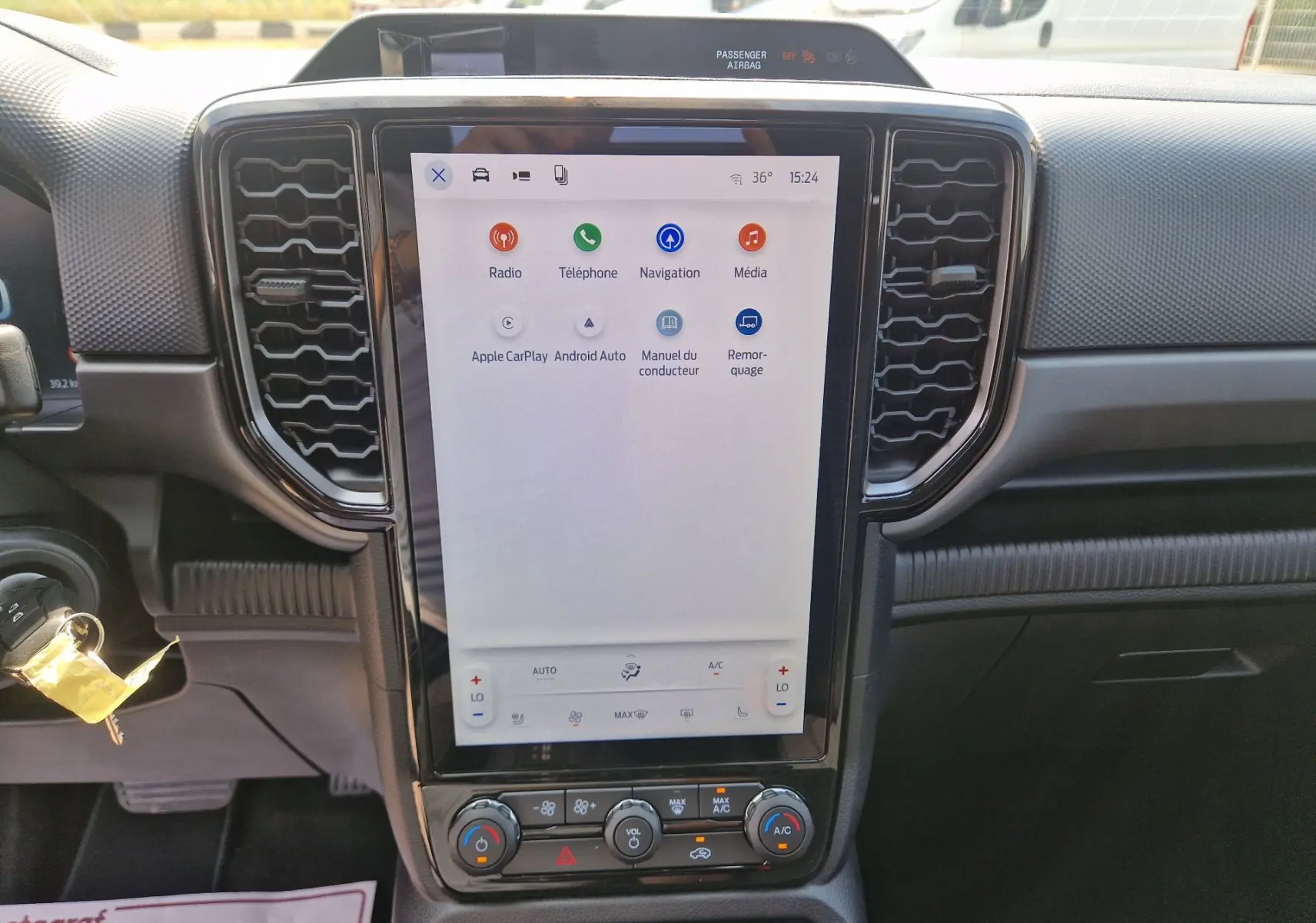 Vue rapprochée de la console centrale tactile 12,4'' du Ford Ranger Super Cabine gris carbone, avec commandes climatisation et multimédia.