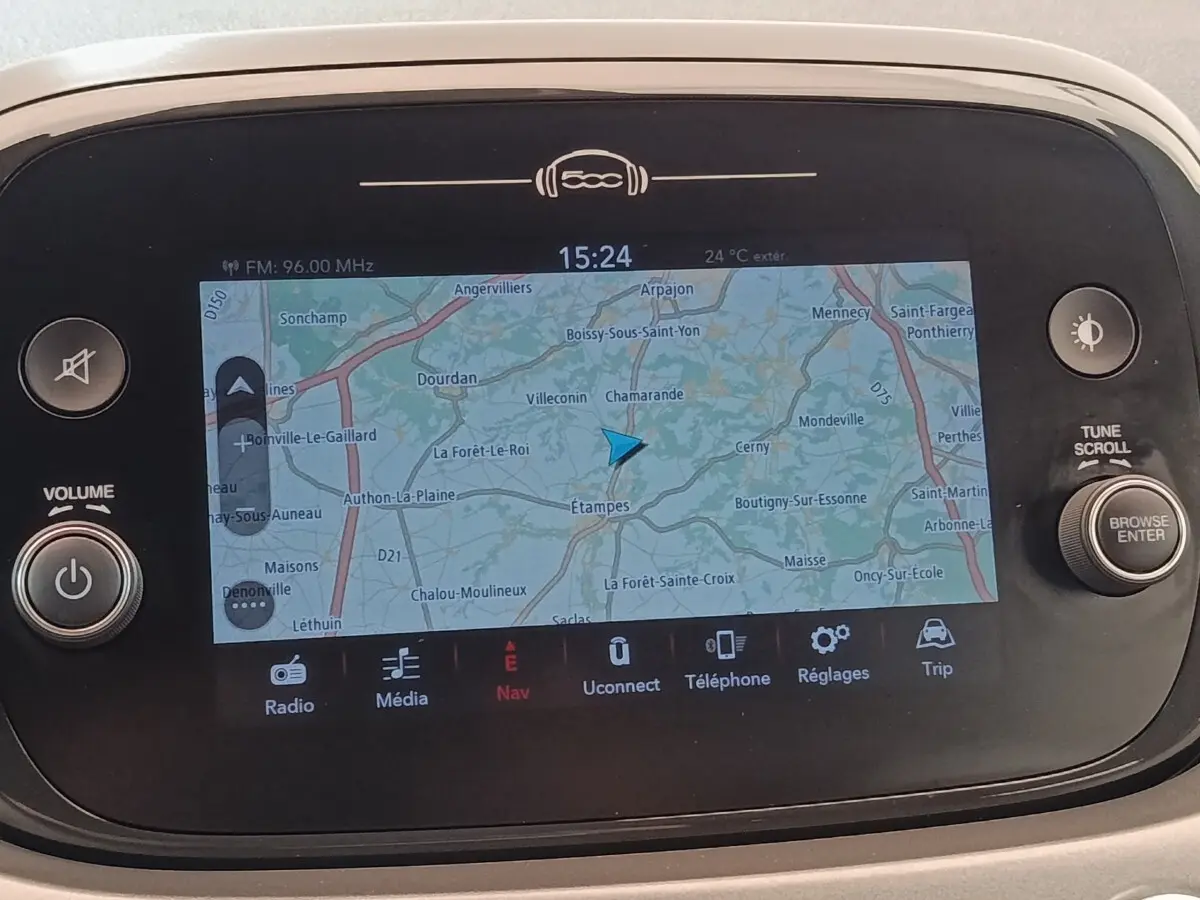 Écran tactile de navigation 7 pouces du tableau de bord de la Fiat 500X gris foncé, affichant une carte détaillée.