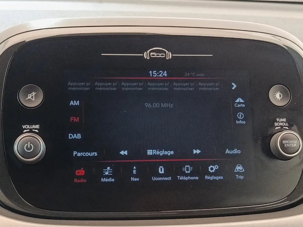 Écran tactile central du tableau de bord de la Fiat 500X gris foncé, affichant la radio FM à 96 MHz.