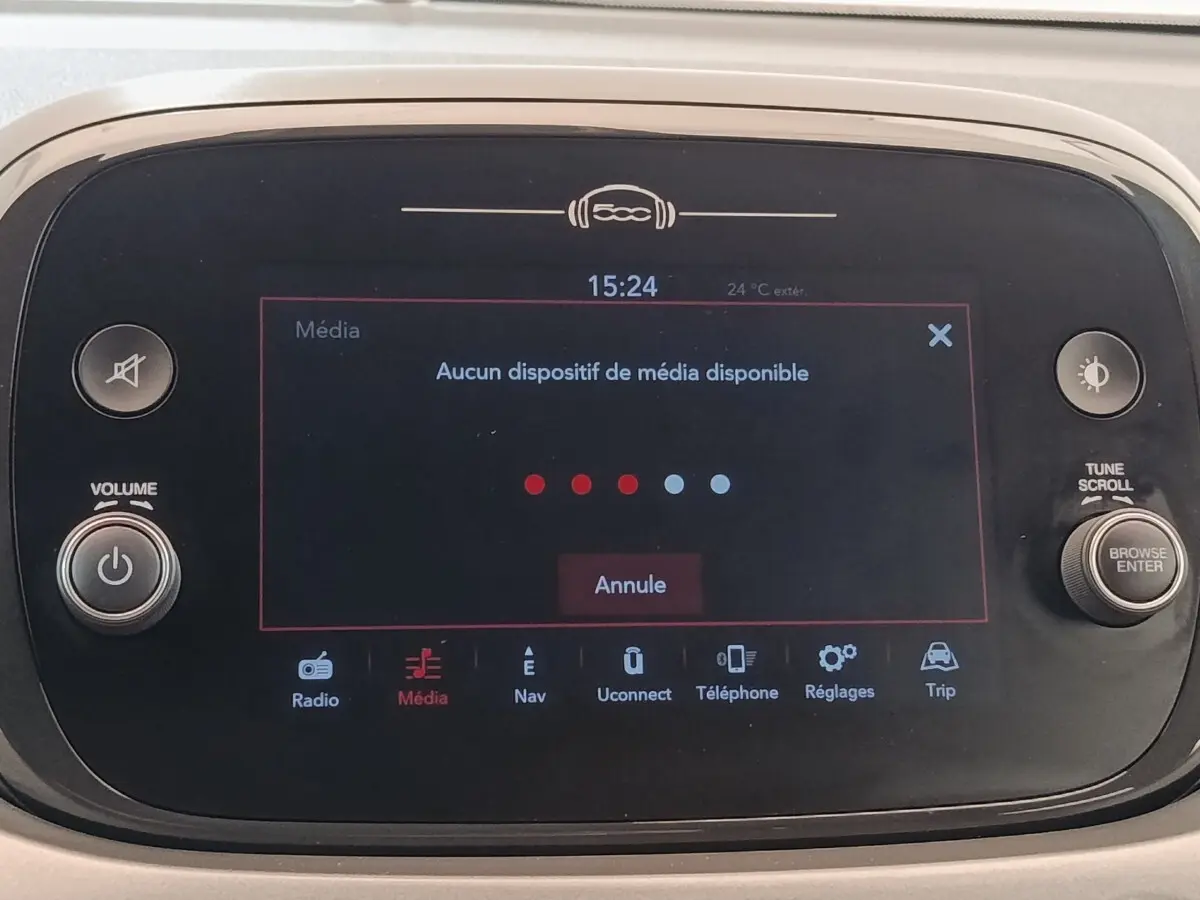 Écran tactile central de la Fiat 500X gris foncé, vue de face, affichant le menu média sans dispositif connecté.