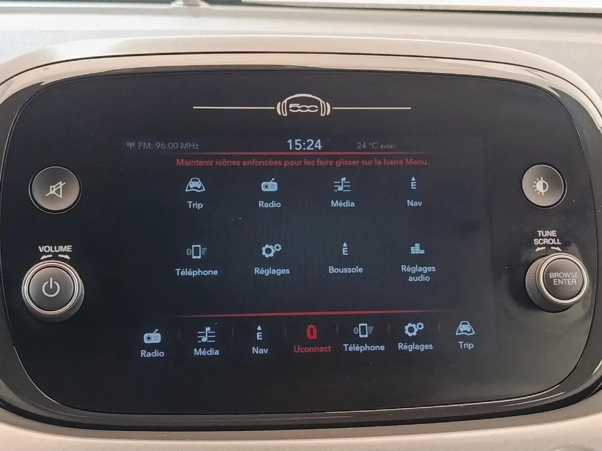 Écran tactile central du tableau de bord de la Fiat 500X gris foncé, affichant les menus multimédias.