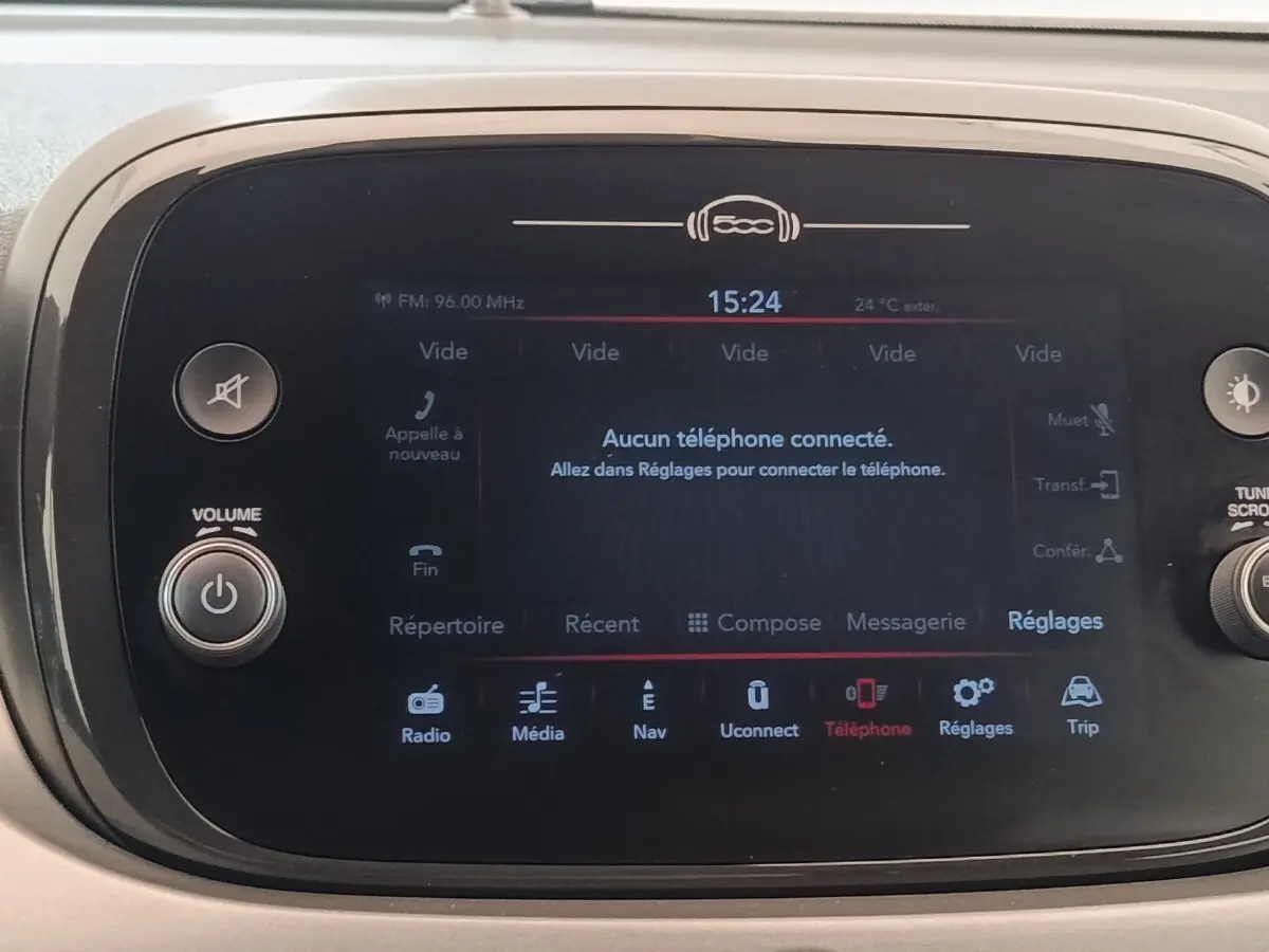 Écran tactile central de la Fiat 500X 2021 affichant le menu téléphone, entouré de commandes volume et réglages.