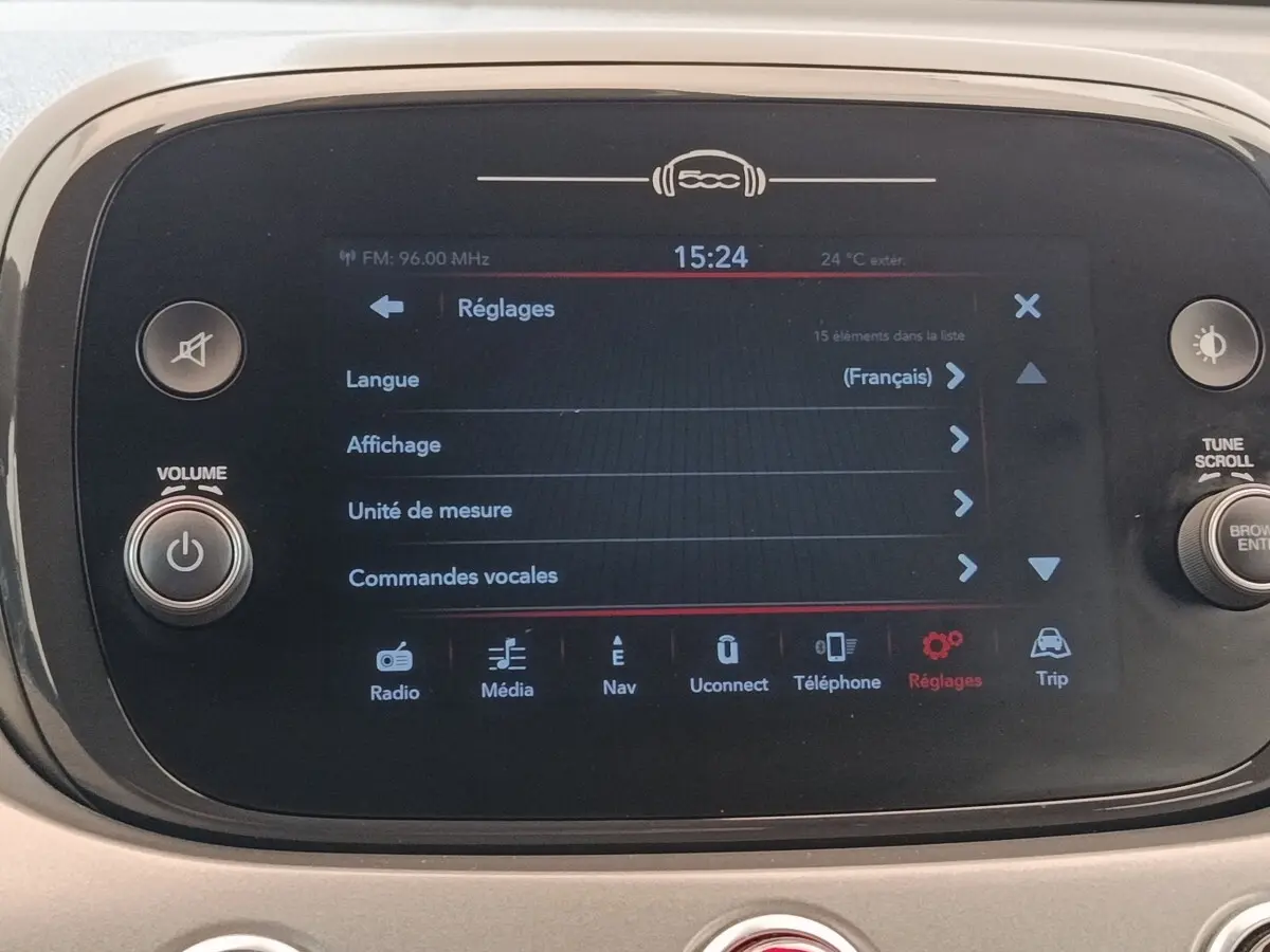 Écran tactile central de la Fiat 500X 2021 affichant le menu Réglages, entouré de boutons de contrôle.
