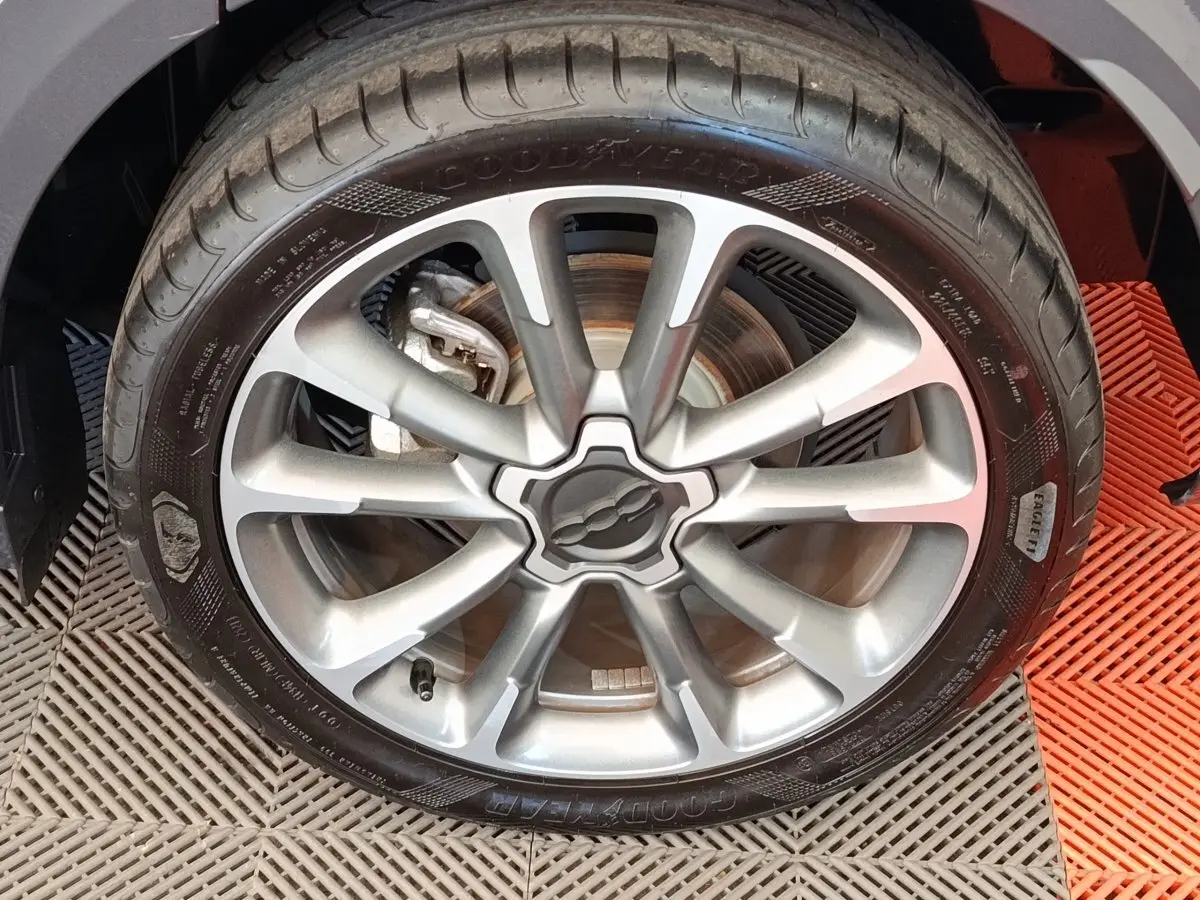 Gros plan sur la roue avant gauche grise du FIAT 500X 2021, mettant en valeur la jante alliage et le pneu Goodyear.