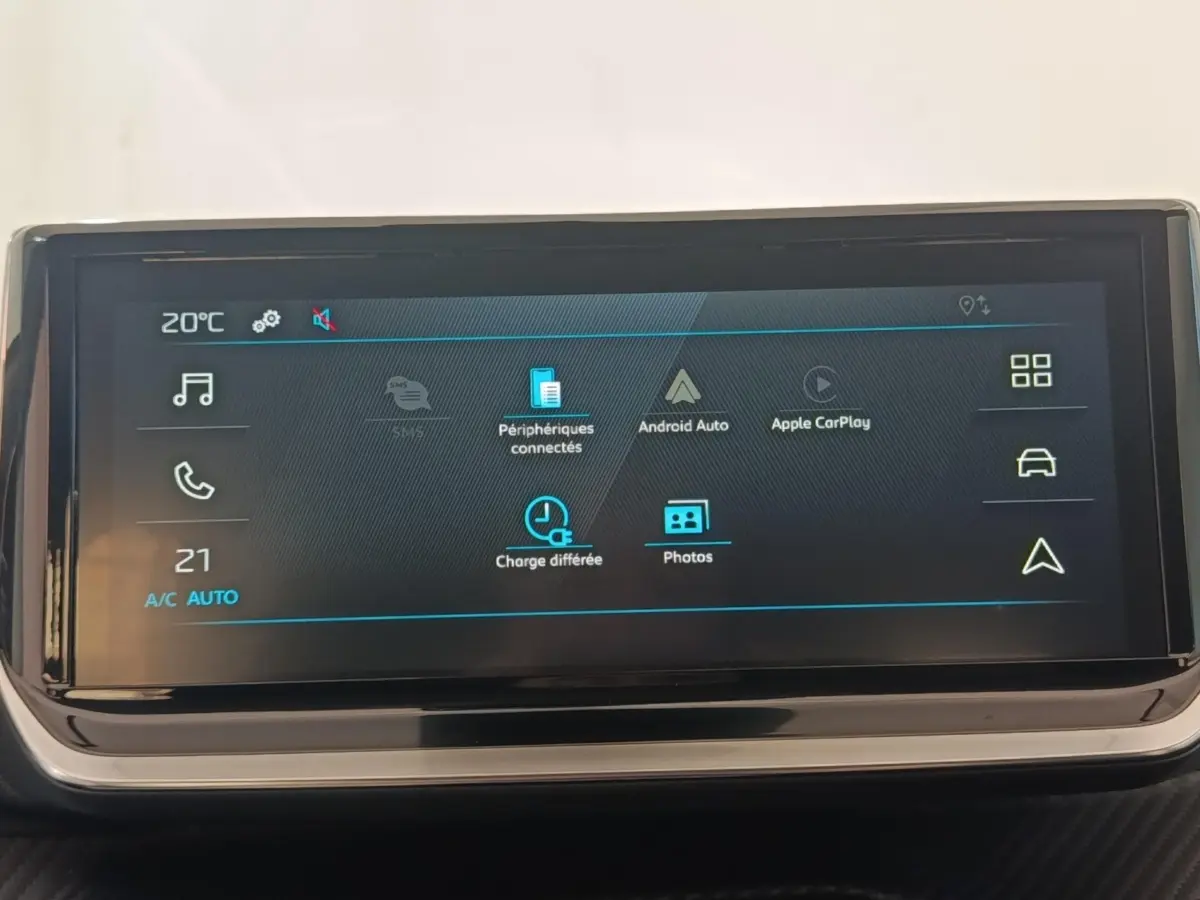 Écran tactile central de la Peugeot 208 électrique 2024 affichant les options Android Auto et Apple CarPlay.