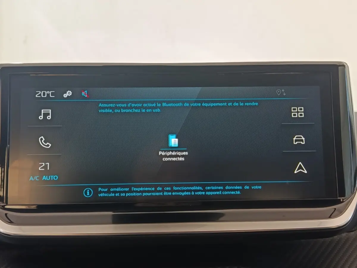 Écran tactile central de la Peugeot 208 électrique 2024 affichant la connexion Bluetooth et la température intérieure.