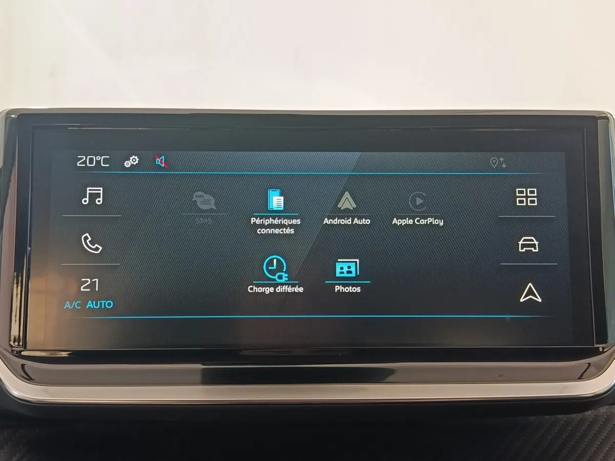 Écran tactile central de la Peugeot 208 électrique 2024 affichant les options Android Auto et Apple CarPlay.