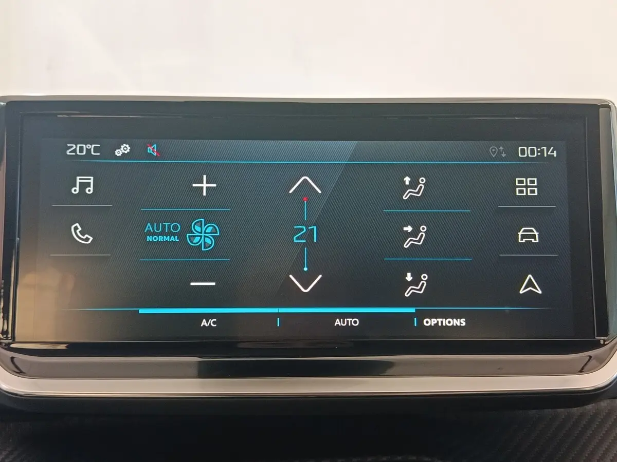 Écran tactile central de la Peugeot 208 électrique 2024 affichant les réglages de climatisation et options.