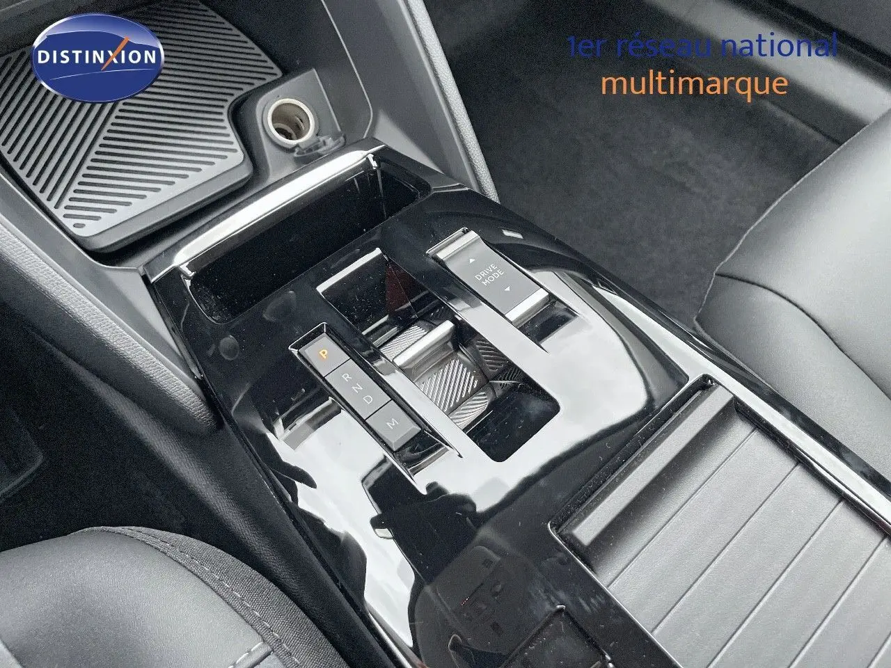 Vue rapprochée de la console centrale noire brillante avec levier de vitesses automatique et bouton Drive Mode sur Citroën C4 gris platinium.