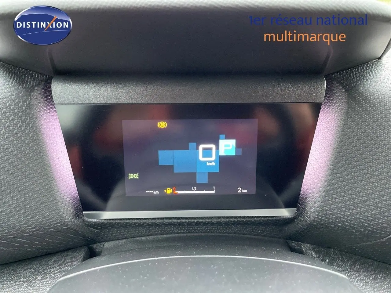 Écran numérique du tableau de bord de la Citroën C4 2024, affichant la vitesse à 0 km/h, entouré de plastique noir texturé.