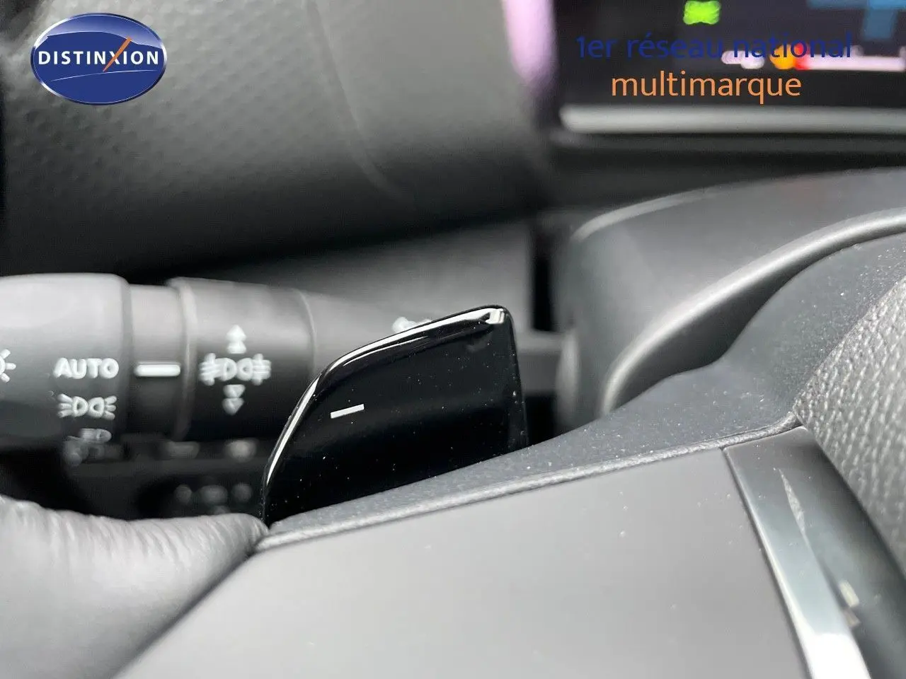 Gros plan sur la palette de changement de vitesses noire côté droit du volant d'une Citroën C4 gris platinium 2024.