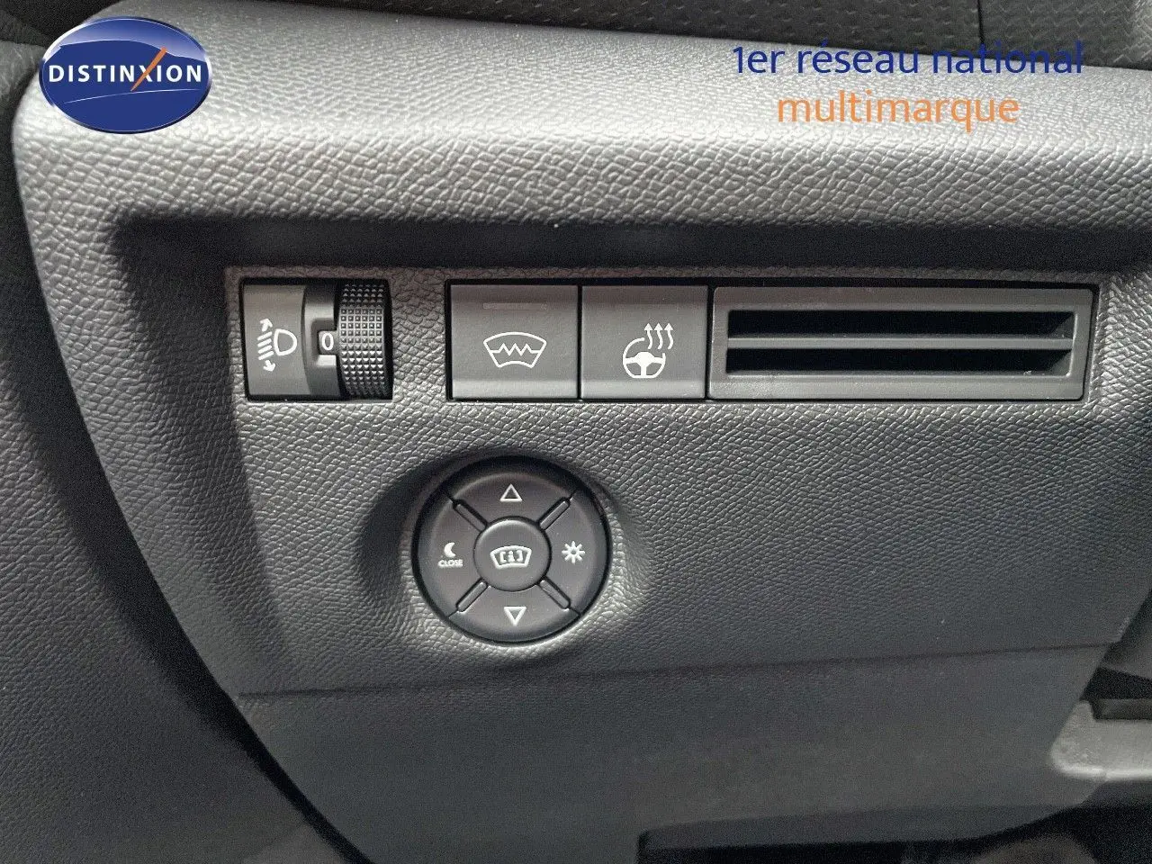 Détail du tableau de bord de la Citroën C4 2024 gris platinium, avec commandes d'éclairage et ventilation.
