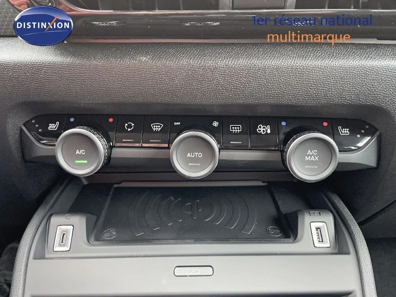 Panneau de commande de climatisation automatique de la Citroën C4 2024 gris platinium, avec boutons et ports USB visibles.