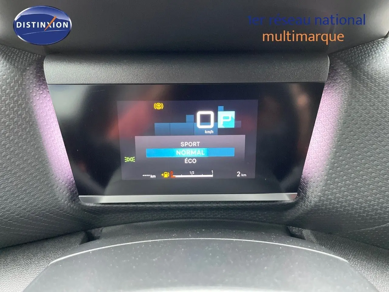 Tableau de bord numérique de la Citroën C4 gris platinium, affichant modes de conduite Sport, Normal et Éco.