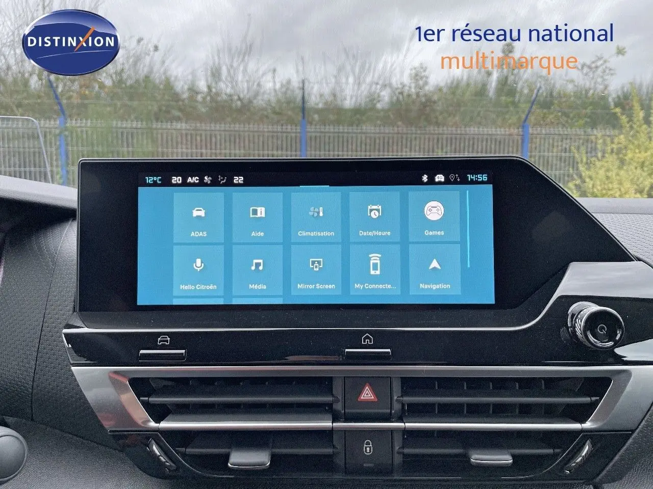 Écran tactile central affichant les options multimédia et climatisation dans le tableau de bord d'une Citroën C4 gris platinium.