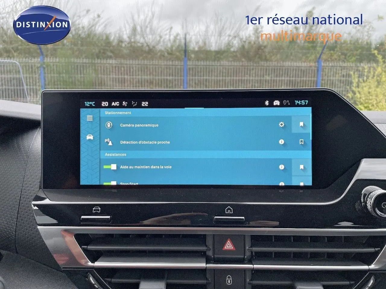 Écran tactile central affichant les aides à la conduite dans l'habitacle d'une Citroën C4 2024.